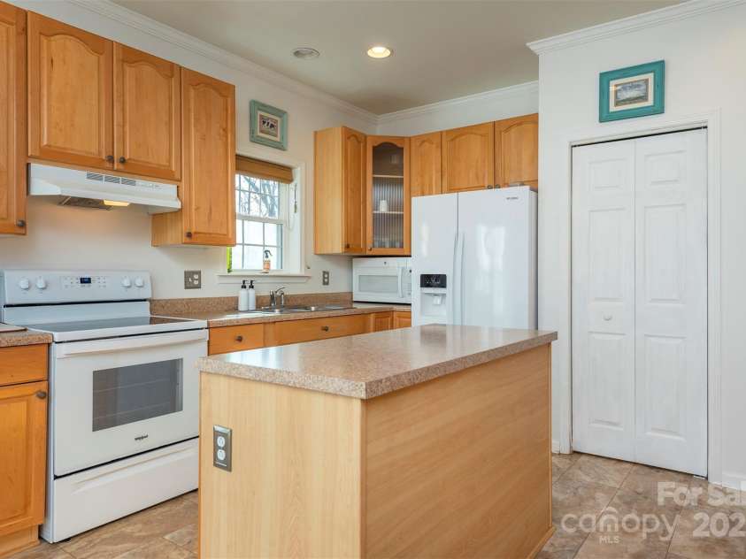 192 Buzzards Place, Lake Lure, NC 28746.  MLS# CAR4235753, YatesRealty ID 6985. Kitchen