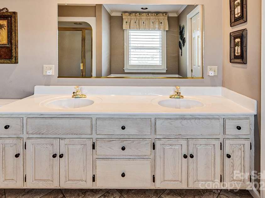 378 Shoreline Drive, New London, NC 28127.  MLS# CAR4246898, YatesRealty ID 6989. Primary en suite