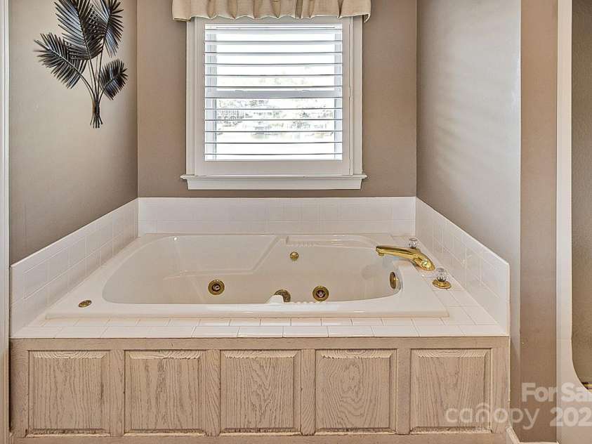 378 Shoreline Drive, New London, NC 28127.  MLS# CAR4246898, YatesRealty ID 6989. Primary en suite