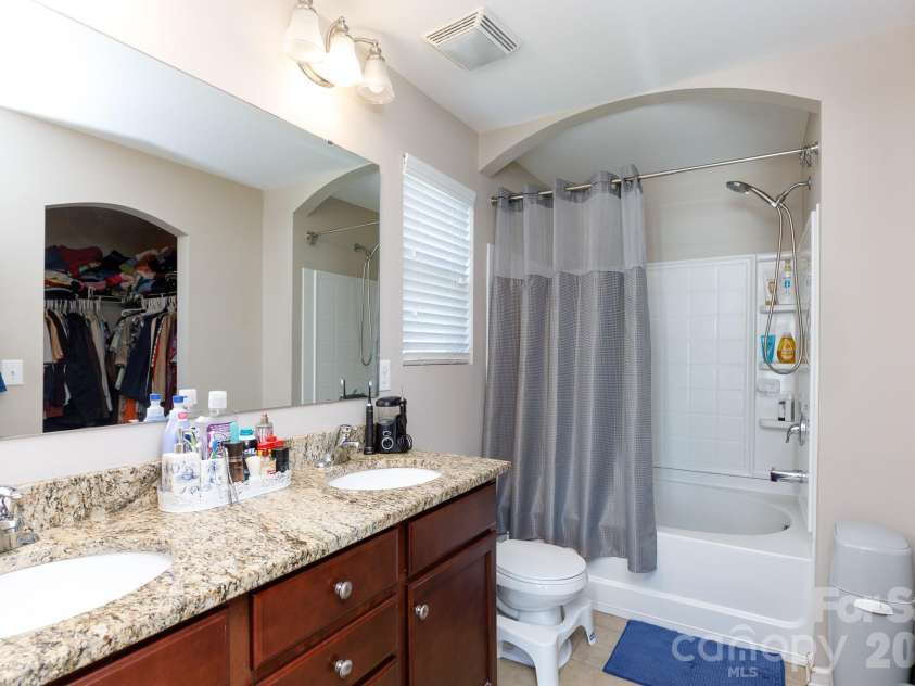 814 Summerlake Drive, Fort Mill, SC 29715.  MLS# CAR4357984, YatesRealty ID 6989. 