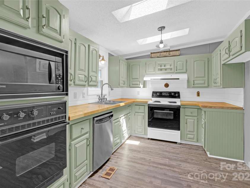 985 Sentinal Oaks Drive, Clover, SC 29710.  MLS# CAR4300320, YatesRealty ID 6991. 