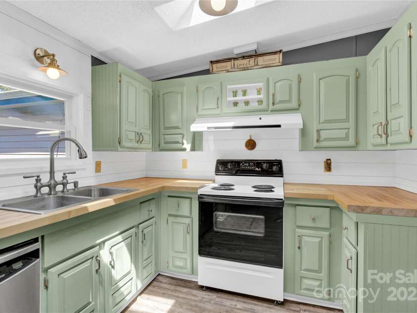 985 Sentinal Oaks Drive, Clover, SC 29710.  MLS# CAR4300320, YatesRealty ID 6991. 