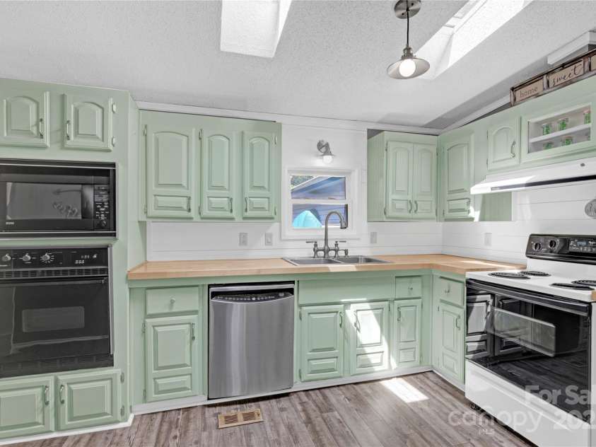 985 Sentinal Oaks Drive, Clover, SC 29710.  MLS# CAR4300320, YatesRealty ID 6991. 