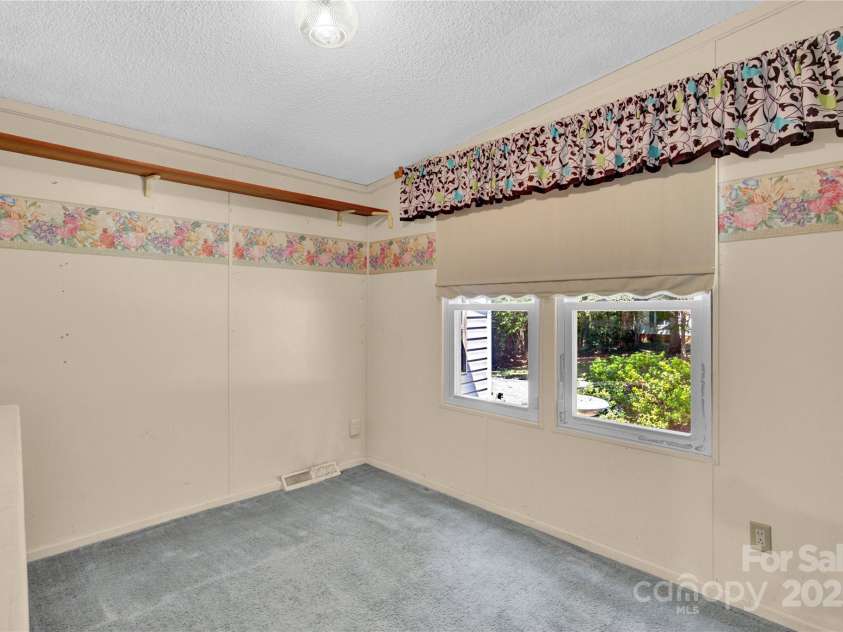 985 Sentinal Oaks Drive, Clover, SC 29710.  MLS# CAR4300320, YatesRealty ID 6991. 