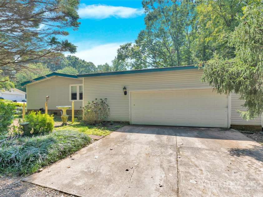 985 Sentinal Oaks Drive, Clover, SC 29710.  MLS# CAR4300320, YatesRealty ID 6991. 