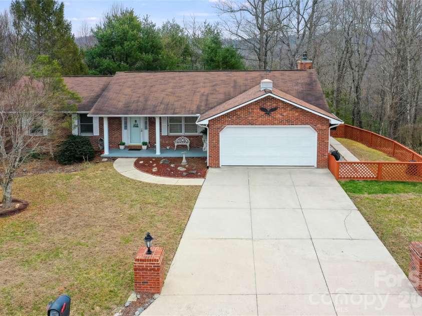 109 Eagle Rock Trail, Hendersonville, NC 28739.  MLS# CAR4353116, YatesRealty ID 6993. 