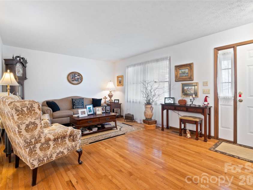 109 Eagle Rock Trail, Hendersonville, NC 28739.  MLS# CAR4353116, YatesRealty ID 6993. 