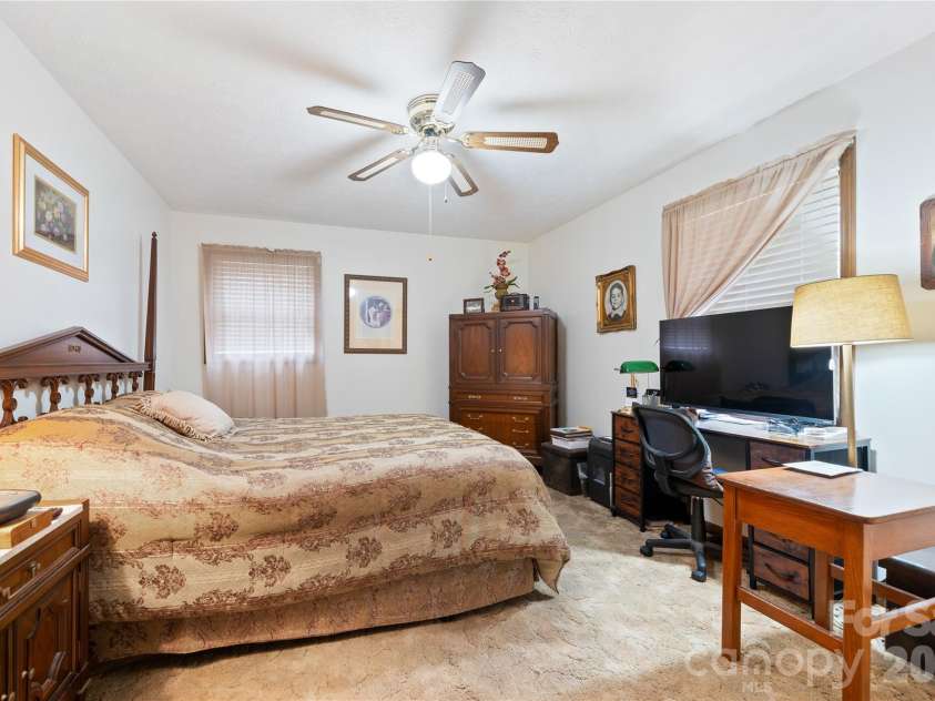109 Eagle Rock Trail, Hendersonville, NC 28739.  MLS# CAR4353116, YatesRealty ID 6993. 