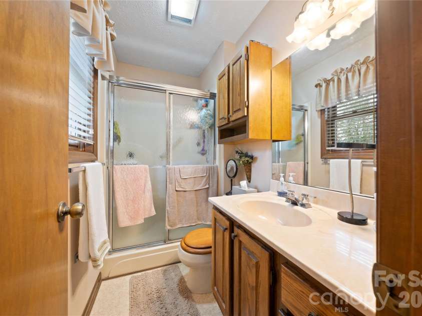 109 Eagle Rock Trail, Hendersonville, NC 28739.  MLS# CAR4353116, YatesRealty ID 6993. 