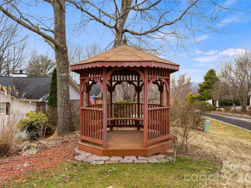 109 Eagle Rock Trail, Hendersonville, NC 28739.  MLS# CAR4353116, YatesRealty ID 6993. Quite spot 