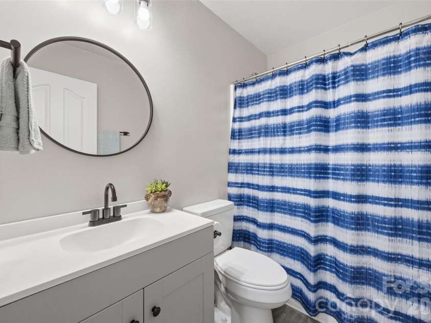 1505 Tuckers Glenn Drive, Rock Hill, SC 29732.  MLS# CAR4358980, YatesRealty ID 6999. Hall Full Bathroom