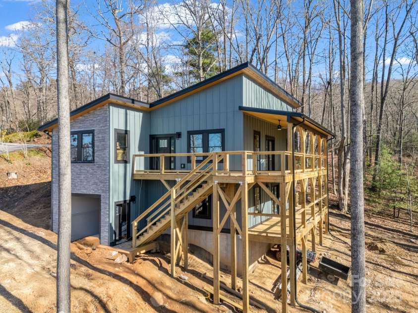 276 Coopers Drive, Hendersonville, NC 28739.  MLS# CAR4283470, YatesRealty ID 700. 