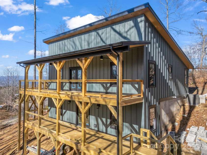 276 Coopers Drive, Hendersonville, NC 28739.  MLS# CAR4283470, YatesRealty ID 700. 