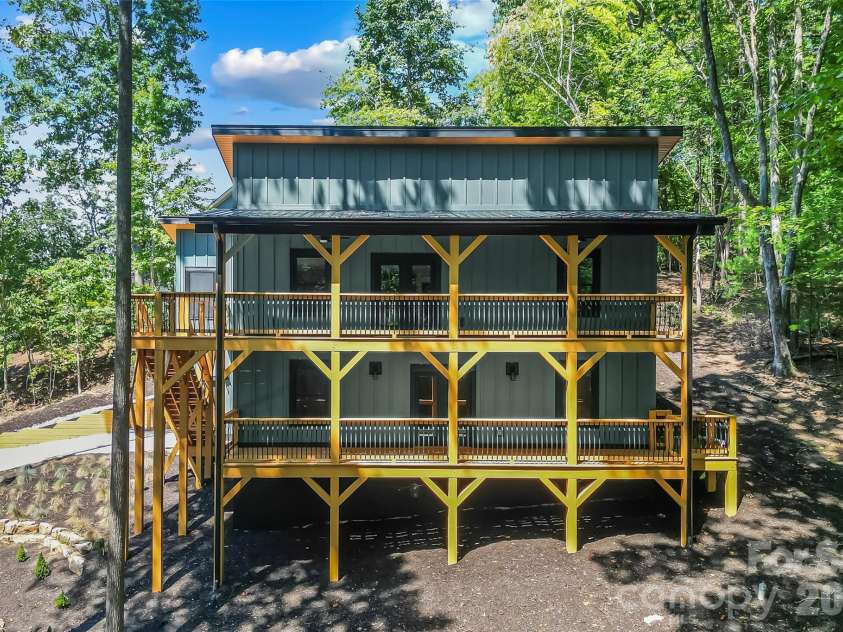 276 Coopers Drive, Hendersonville, NC 28739.  MLS# CAR4416232, YatesRealty ID 700. 