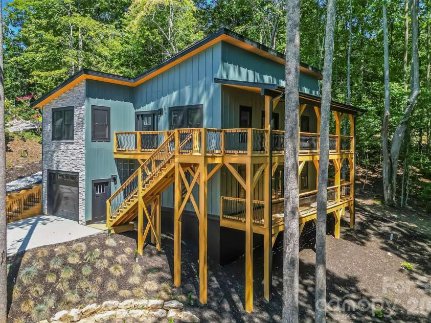 276 Coopers Drive, Hendersonville, NC 28739.  MLS# CAR4416232, YatesRealty ID 700. 