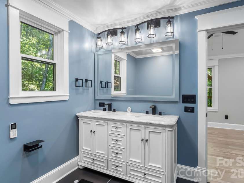 276 Coopers Drive, Hendersonville, NC 28739.  MLS# CAR4416232, YatesRealty ID 700. 