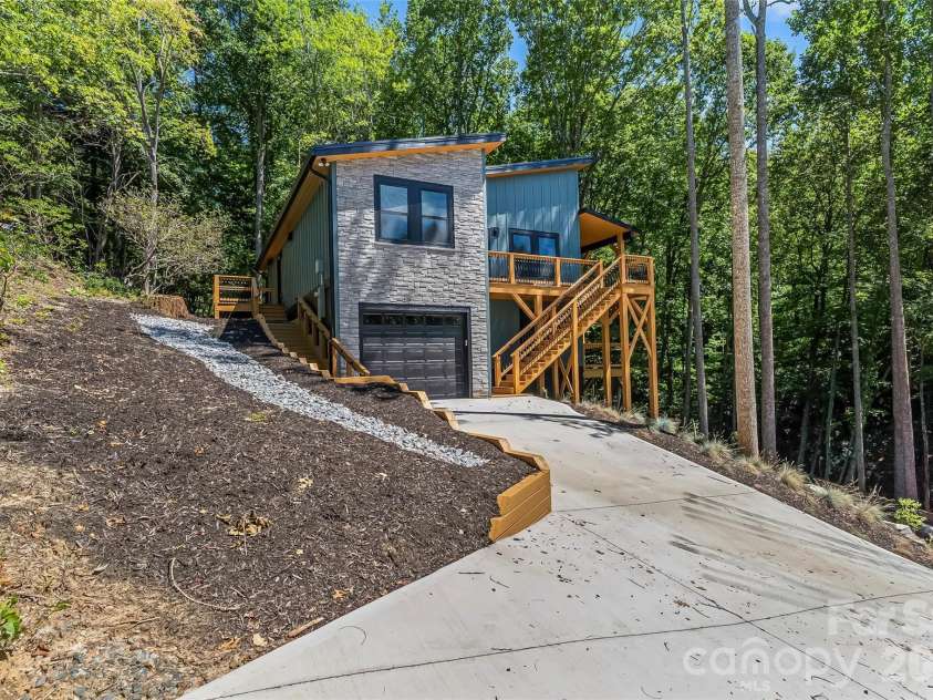 276 Coopers Drive, Hendersonville, NC 28739.  MLS# CAR4416232, YatesRealty ID 700. 