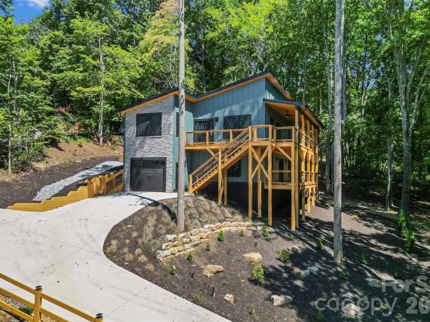 276 Coopers Drive, Hendersonville, NC 28739.  MLS# CAR4416232, YatesRealty ID 700. 