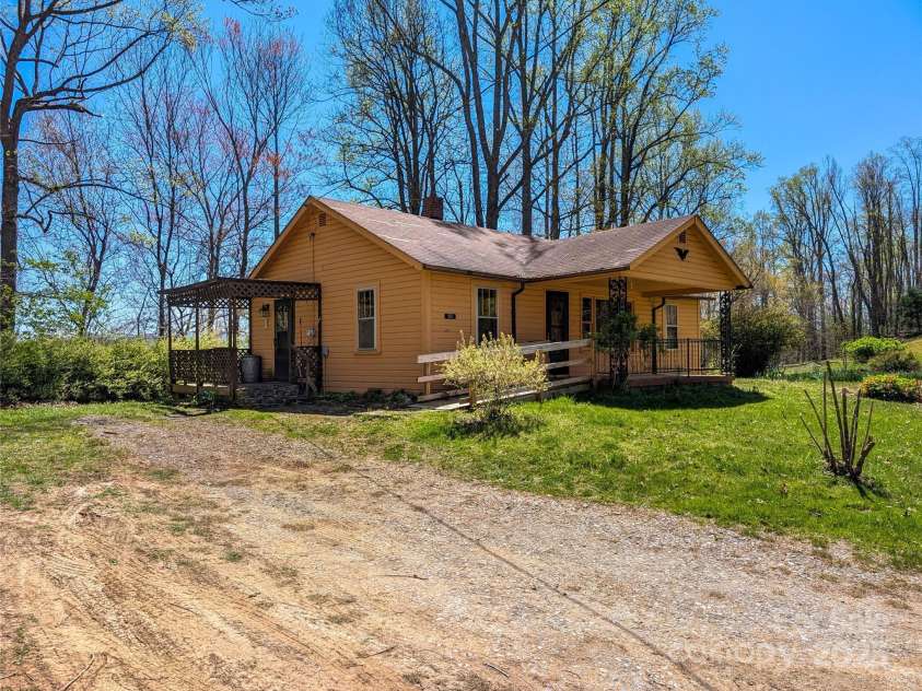 190 Rector Hill Road, Burnsville, NC 28714.  MLS# CAR4248105, YatesRealty ID 7003. 