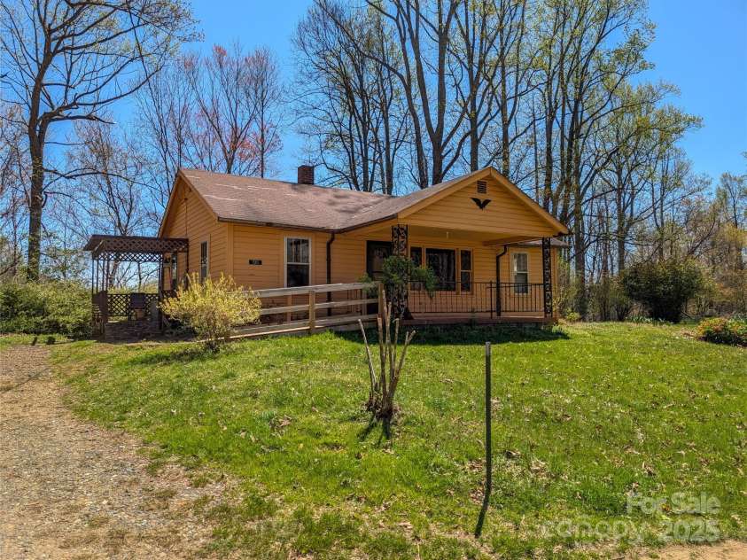 190 Rector Hill Road, Burnsville, NC 28714.  MLS# CAR4248105, YatesRealty ID 7003. 