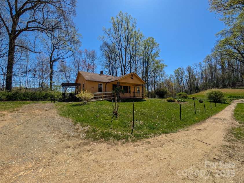 190 Rector Hill Road, Burnsville, NC 28714.  MLS# CAR4248105, YatesRealty ID 7003. 