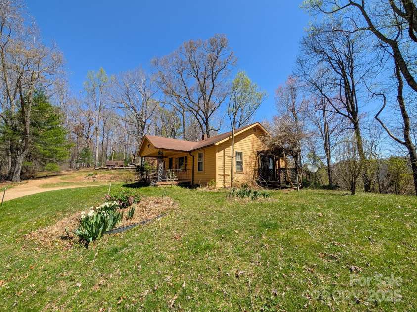 190 Rector Hill Road, Burnsville, NC 28714.  MLS# CAR4248105, YatesRealty ID 7003. 