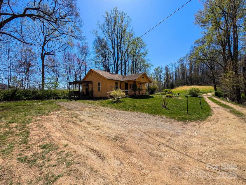 190 Rector Hill Road, Burnsville, NC 28714.  MLS# CAR4248105, YatesRealty ID 7003. 