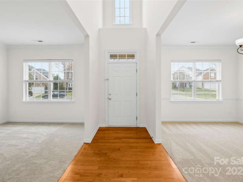 10223 Kelso Court, Charlotte, NC 28278.  MLS# CAR4234539, YatesRealty ID 7005. 2-story Foyer