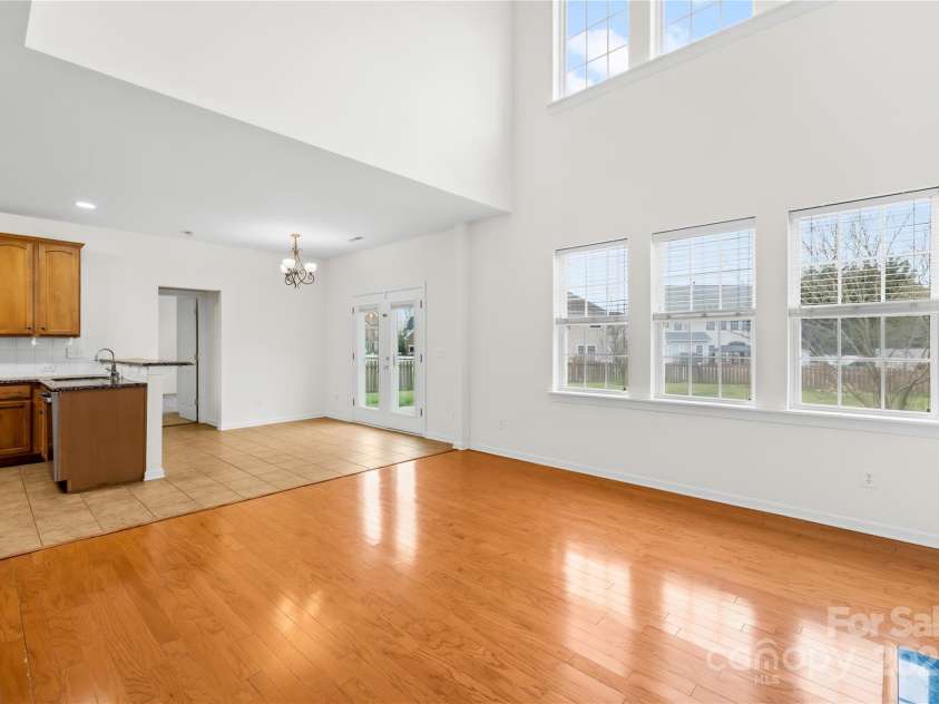 10223 Kelso Court, Charlotte, NC 28278.  MLS# CAR4234539, YatesRealty ID 7005. Bright and airy sunlit breakfast area and family room