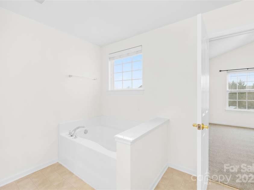 10223 Kelso Court, Charlotte, NC 28278.  MLS# CAR4234539, YatesRealty ID 7005. Garden tub