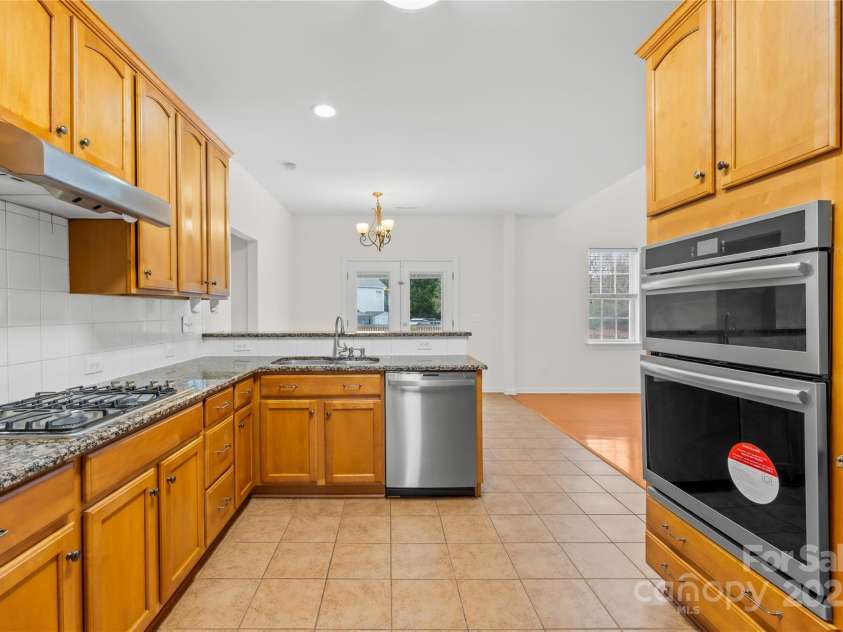 10223 Kelso Court, Charlotte, NC 28278.  MLS# CAR4234539, YatesRealty ID 7005. Gourmet kitchen