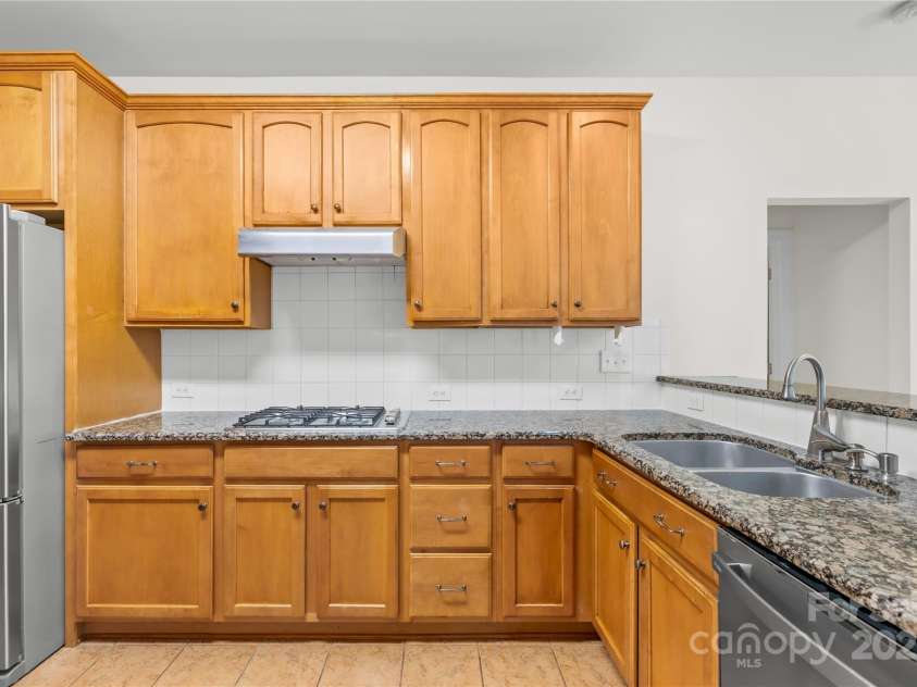 10223 Kelso Court, Charlotte, NC 28278.  MLS# CAR4234539, YatesRealty ID 7005. Granite countertops, gas range, and stainless-steel appliances