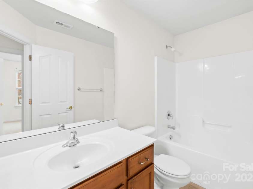 10223 Kelso Court, Charlotte, NC 28278.  MLS# CAR4234539, YatesRealty ID 7005. Hallway full bathroom