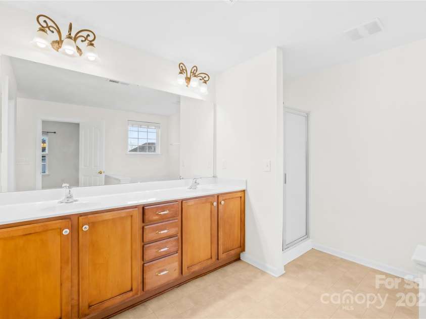10223 Kelso Court, Charlotte, NC 28278.  MLS# CAR4234539, YatesRealty ID 7005. Master bathroom