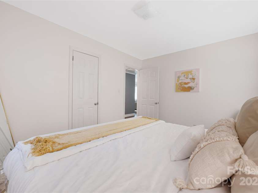 2601 Dora Drive, Charlotte, NC 28215.  MLS# CAR4247903, YatesRealty ID 7006. 