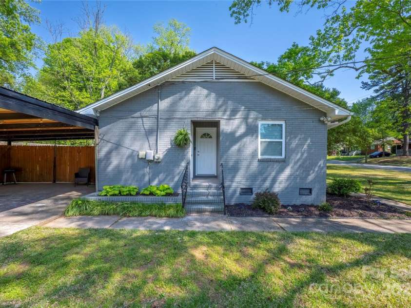 2601 Dora Drive, Charlotte, NC 28215.  MLS# CAR4247903, YatesRealty ID 7006. 