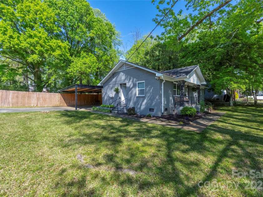 2601 Dora Drive, Charlotte, NC 28215.  MLS# CAR4247903, YatesRealty ID 7006. 