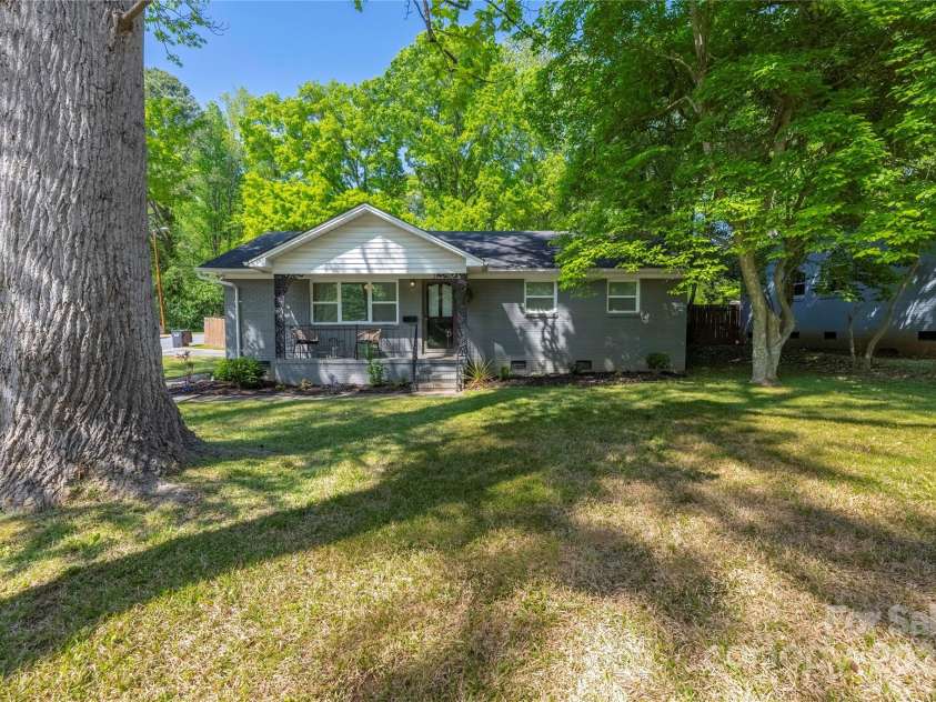 2601 Dora Drive, Charlotte, NC 28215.  MLS# CAR4247903, YatesRealty ID 7006. 