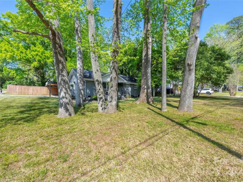 2601 Dora Drive, Charlotte, NC 28215.  MLS# CAR4247903, YatesRealty ID 7006. 