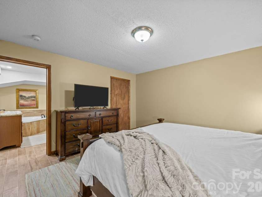 501 Woodfield Drive, Asheville, NC 28803.  MLS# CAR4342330, YatesRealty ID 7007. Downstairs Suite
