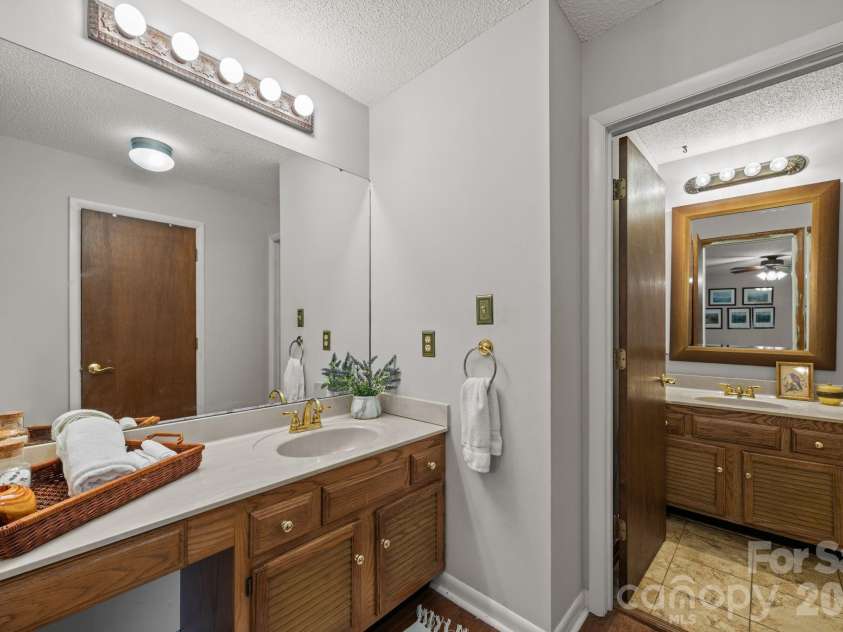 501 Woodfield Drive, Asheville, NC 28803.  MLS# CAR4342330, YatesRealty ID 7007. Ensuite Primary Bath