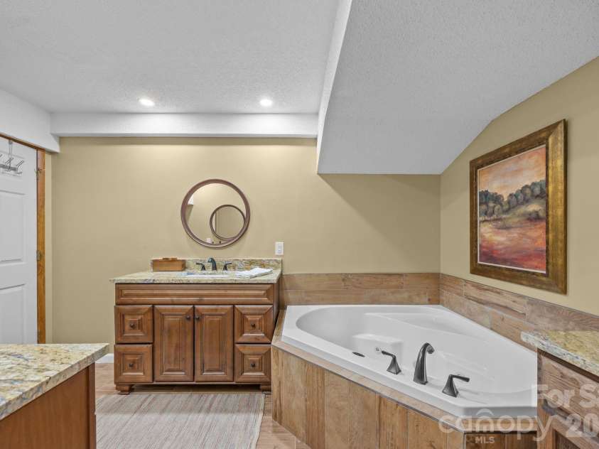 501 Woodfield Drive, Asheville, NC 28803.  MLS# CAR4342330, YatesRealty ID 7007. Soaking Tub