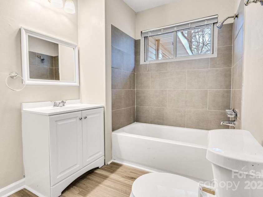 2801 Alleghany Street, Charlotte, NC 28208.  MLS# CAR4239718, YatesRealty ID 7009. Full bathroom.