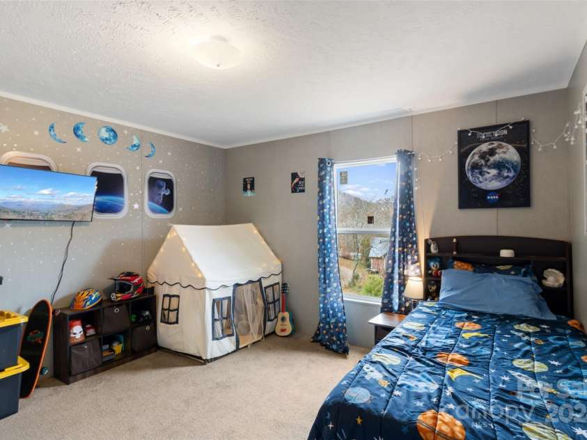 759 and 755 Snelson Road, Marshall, NC 28753.  MLS# CAR4186627, YatesRealty ID 701. 2nd home bed 1