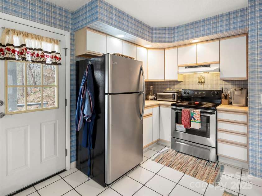 376 Ox Creek Road, Weaverville, NC 28787.  MLS# CAR4241579, YatesRealty ID 7011. Lower level kitchen