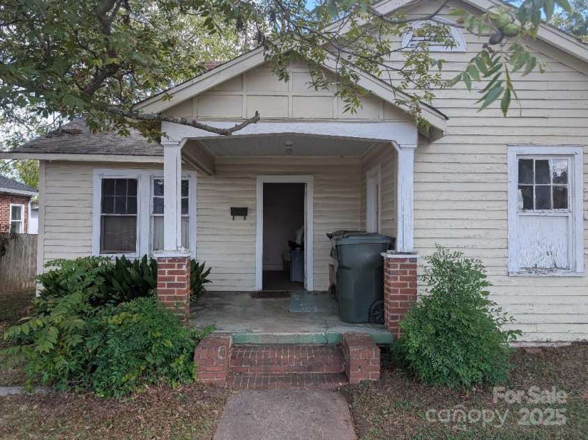 207 Charlotte Avenue, Rock Hill, SC 29730.  MLS# CAR4308188, YatesRealty ID 7013. 