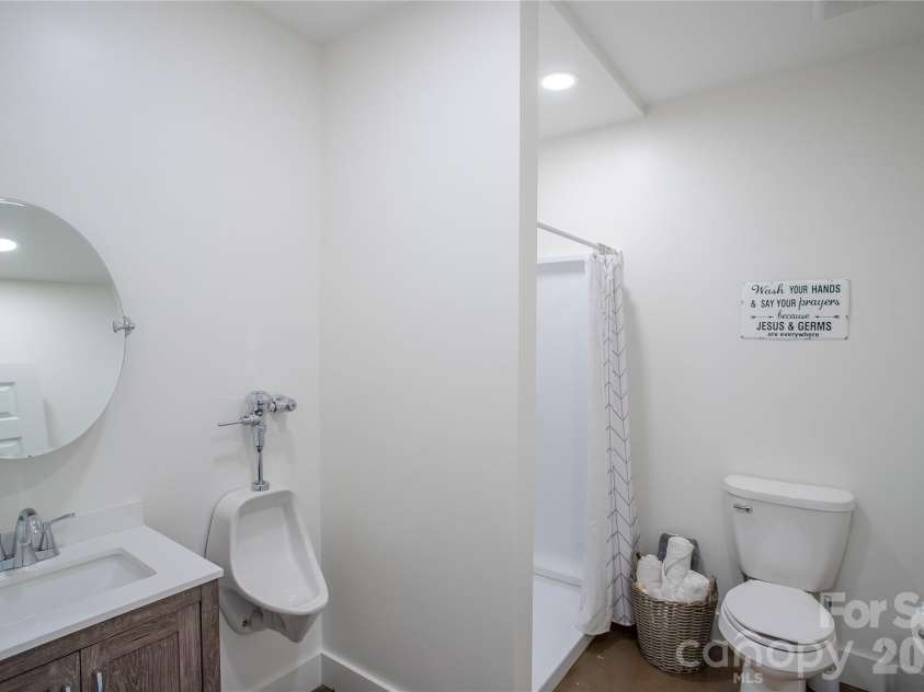 100 Kinloch Lane, Clyde, NC 28721.  MLS# CAR4305971, YatesRealty ID 7015. 