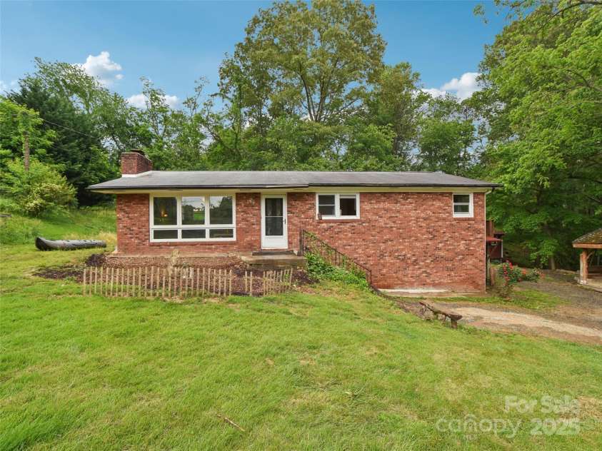 51 Sunset Drive, Asheville, NC 28806.  MLS# CAR4208733, YatesRealty ID 7018. 