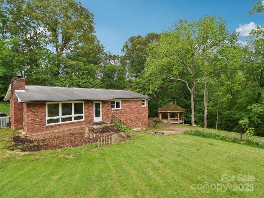 51 Sunset Drive, Asheville, NC 28806.  MLS# CAR4208733, YatesRealty ID 7018. 