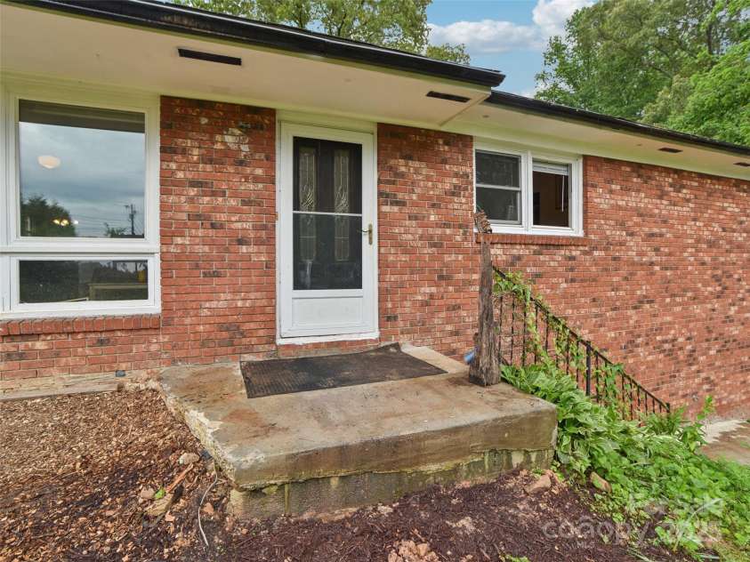 51 Sunset Drive, Asheville, NC 28806.  MLS# CAR4208733, YatesRealty ID 7018. 